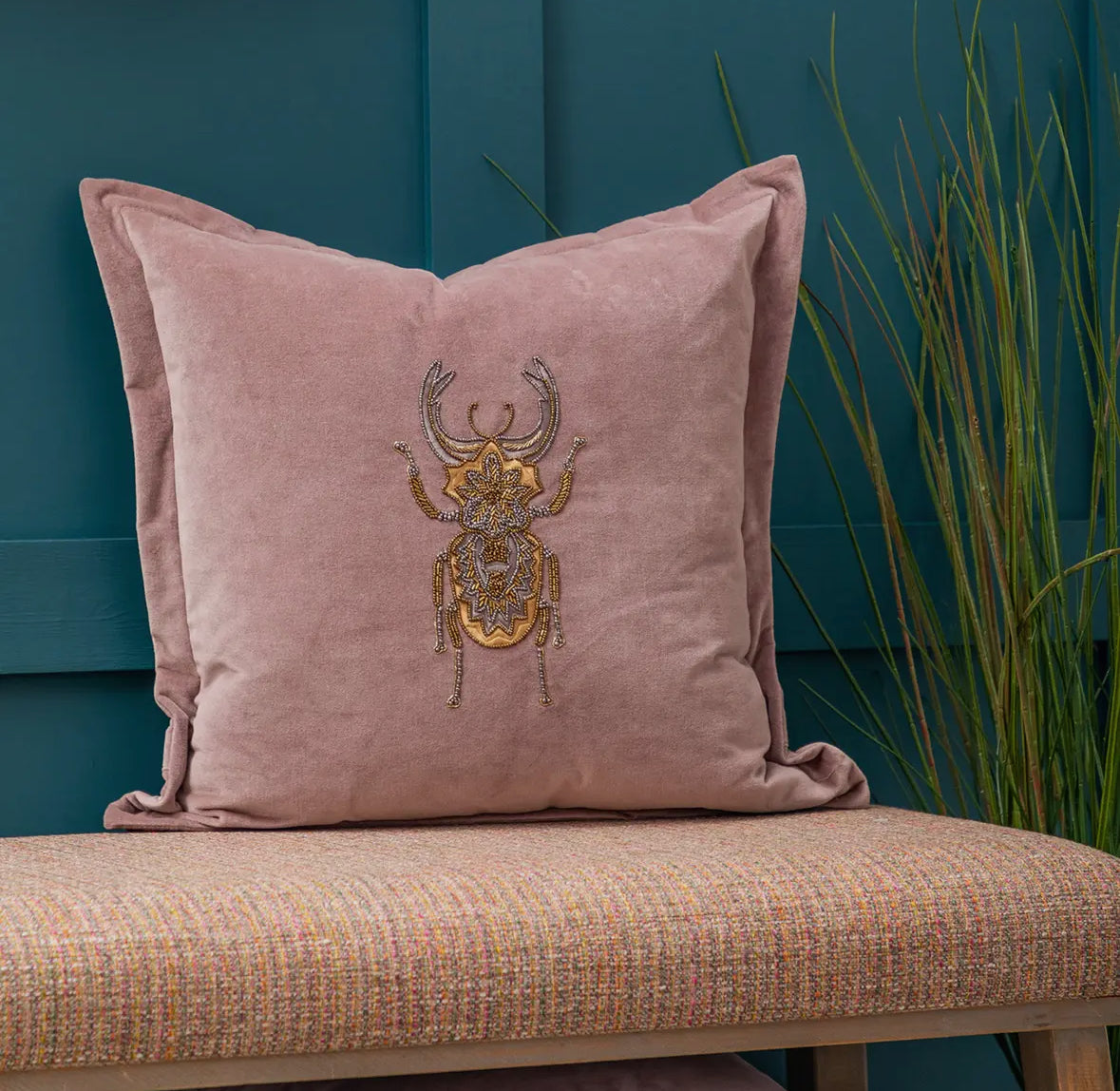 Housse de coussin brodé Sacrabée