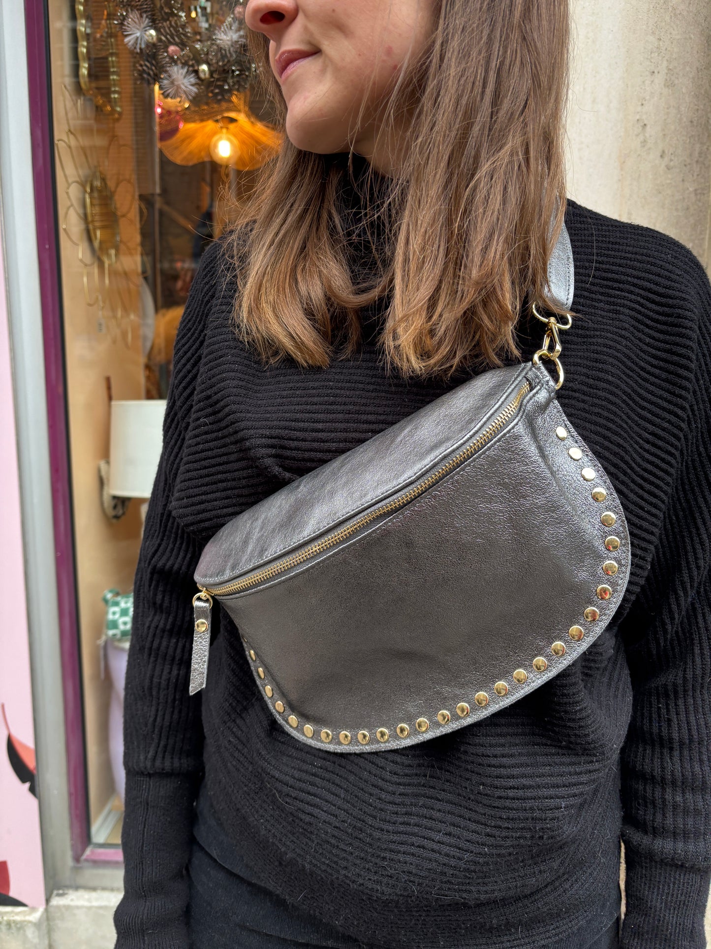 Sac banane cloutée argentée